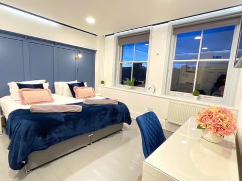 Shower, Toilet, Bed, Photo of the whole room, Bedroom