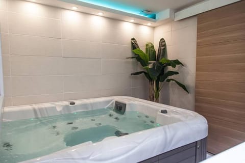 Hot Tub, Spa and wellness centre/facilities