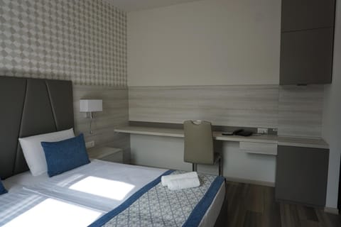 Bed, Bedroom, minibar