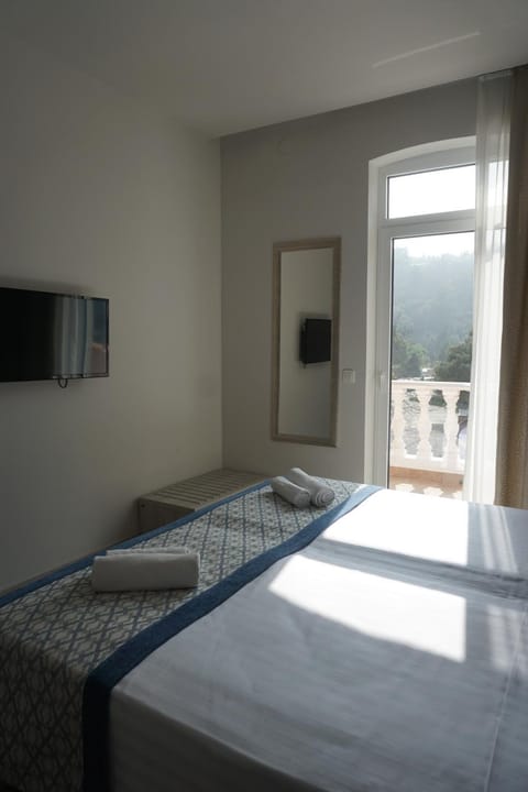 Bed, TV and multimedia, Bedroom