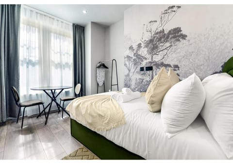 Bed, Photo of the whole room, Seating area, Bedroom