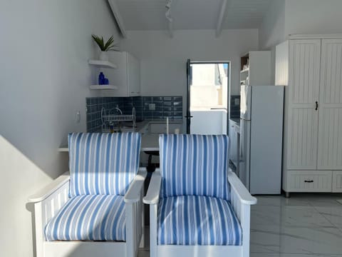 Kitchen or kitchenette, Seating area, wardrobe