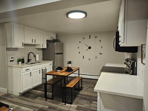 Rocky Mountain Haven-Modern 2BD, 1BA Basement Retreat in Lakewood Apartment in Lakewood
