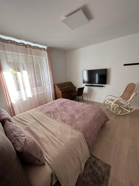 Bed, TV and multimedia, Photo of the whole room, Bedroom