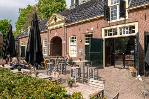 Restaurant/places to eat, Balcony/Terrace