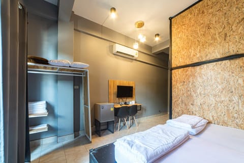Bed, TV and multimedia, Photo of the whole room, Bedroom, hair dresser, towels, wardrobe, air conditioner