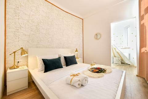 Bed, Photo of the whole room, Seating area, Bedroom, towels