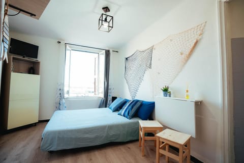 Bed, Seating area, Bedroom