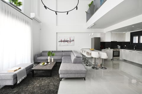 Kitchen or kitchenette, Living room, Seating area, Dining area