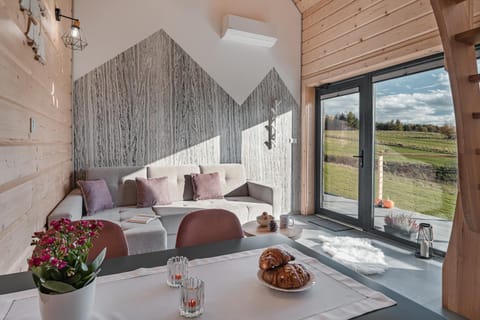 Living room, Food and drinks, Seating area, Dining area, Food