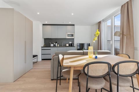 Kitchen or kitchenette, Dining area