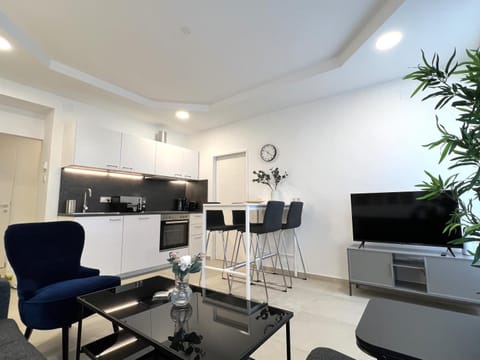 TV and multimedia, Kitchen or kitchenette, Living room, Seating area, Dining area, minibar