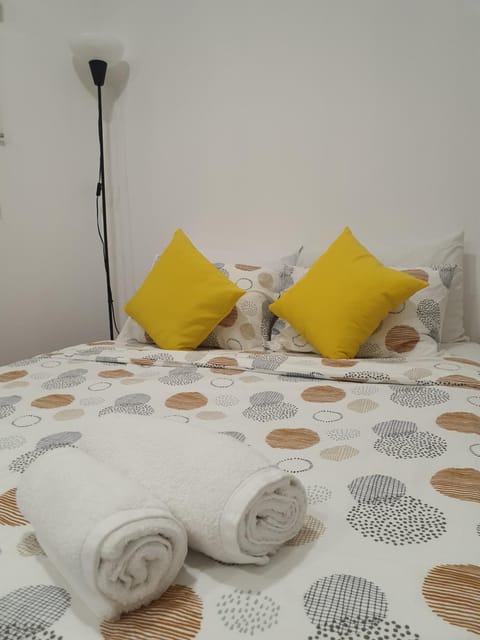 Bed, Bedroom, towels
