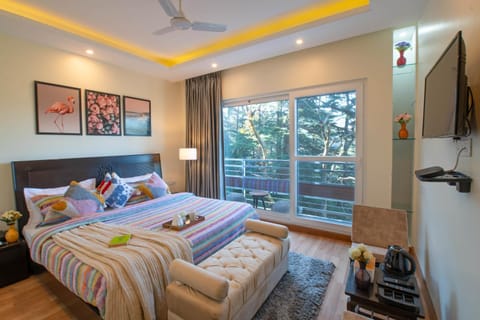 Bed, TV and multimedia, Photo of the whole room, Bedroom, fireplace