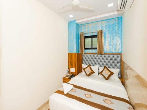 Bed, Photo of the whole room, Bedroom, fireplace