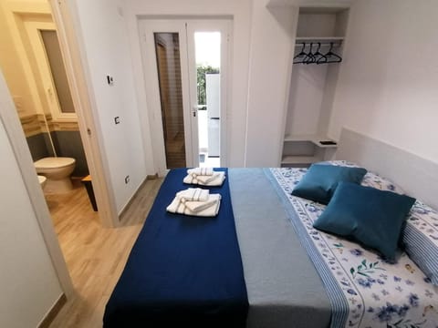 Toilet, Bathroom, Bedroom, towels