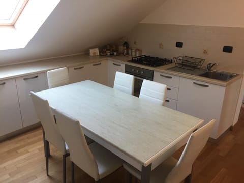 Kitchen or kitchenette, Dining area