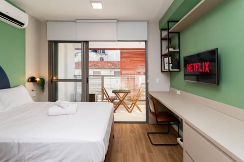 Bed, TV and multimedia, Balcony/Terrace, Photo of the whole room, Bedroom, air conditioner