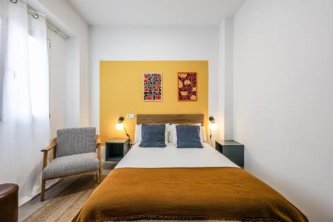 Bed, Living room, Photo of the whole room, Seating area, Bedroom