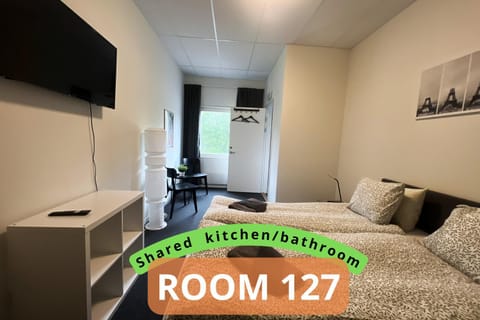 Bed, TV and multimedia, Photo of the whole room