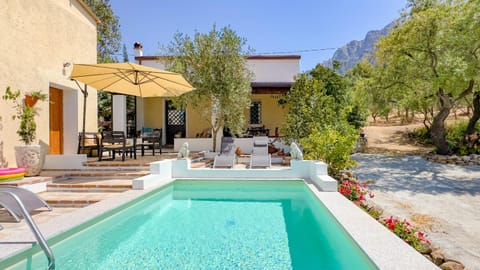 Property building, Garden, Garden view, Pool view, Swimming pool, Swimming pool