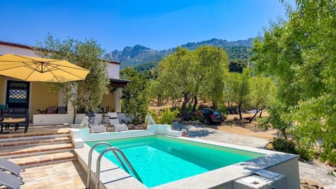 Patio, Day, Natural landscape, Garden, Garden view, Mountain view, Pool view, Swimming pool, Swimming pool, sunbed