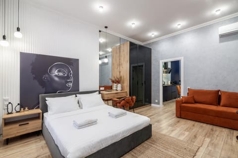 Bed, Photo of the whole room, Seating area, Bedroom, towels