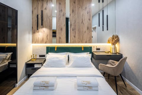 Bed, Photo of the whole room, Bedroom, towels