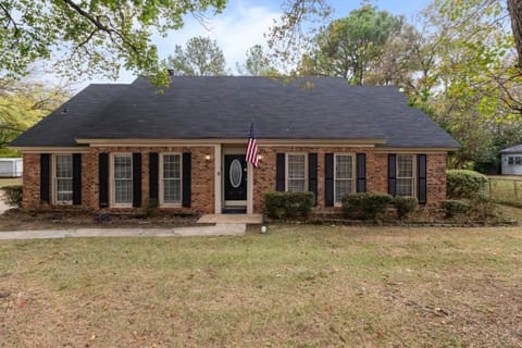 Midtown Fenced Yard & Patio- White Acres Retreat House in Montgomery