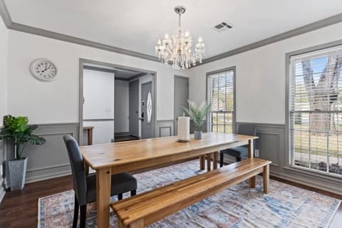 Midtown Fenced Yard & Patio- White Acres Retreat House in Montgomery