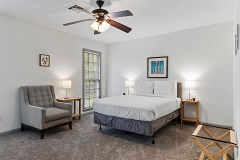 Midtown Fenced Yard & Patio- White Acres Retreat House in Montgomery