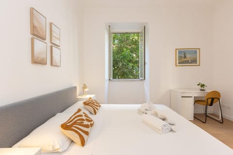Bed, Living room, Bedroom, towels