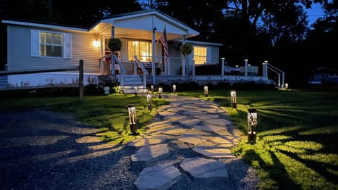 The Castle: Lake Views, Comfort, Nature, Decor Apartment in Lake Erie