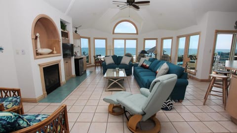 OCEANFRONT, Ocean Views, Private Beach Walkway! VOH31, Dream Winds House in Corolla