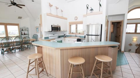 OCEANFRONT, Ocean Views, Private Beach Walkway! VOH31, Dream Winds House in Corolla