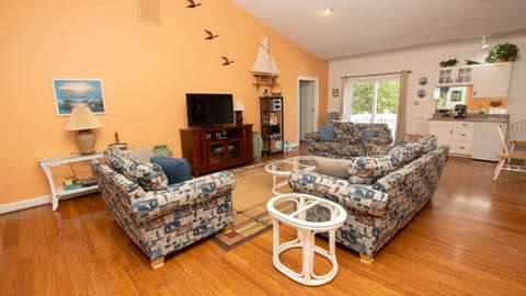 Soundside, Lake View, Hot Tub, Dogs Welcome, Community Amenities, VOH56, Atlantic Sound Waves House in Corolla