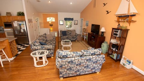 Soundside, Lake View, Hot Tub, Dogs Welcome, Community Amenities, VOH56, Atlantic Sound Waves House in Corolla