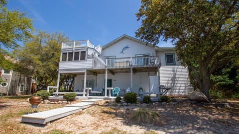 Soundside, Lake View, Hot Tub, Dogs Welcome, Community Amenities, VOH56, Atlantic Sound Waves House in Corolla