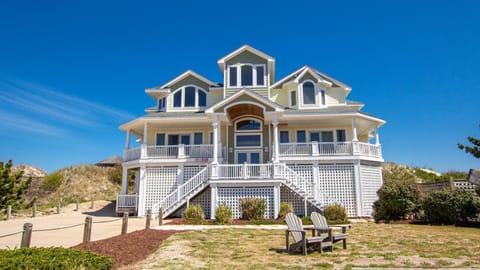 OCEANFRONT, 10 BRs, ELEV, Pool, Rec Rm, Theater Rm, Ocean Views, WL845, MacDaddy House in Corolla