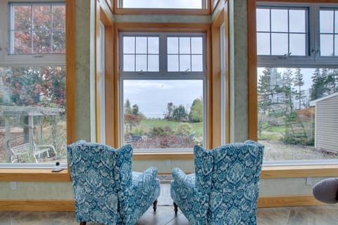 Lakefront Algoma Home with Deck, Grill and Fireplace House in Algoma