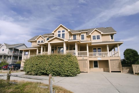 LUXURY, OCEANFRONT, Pool, ELEV, Rec Rm, Beach Access, Ocean Views! WL983, Fairligh House in Corolla