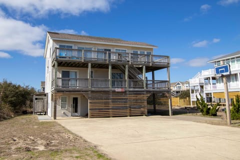 Semi-Oceanfront, Private Pool, Hot Tub, 400 ft to Beach Access, WL940, The B B Inn House in Corolla