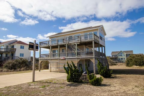 Semi-Oceanfront, Private Pool, Hot Tub, 400 ft to Beach Access, WL940, The B B Inn House in Corolla