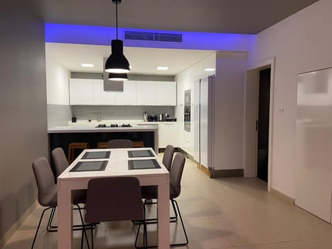 Kitchen or kitchenette, Dining area, minibar, pet friendly, stove