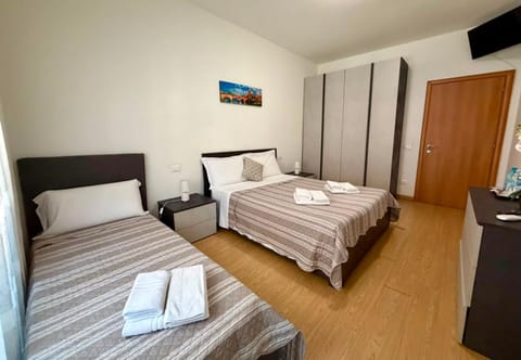 Bed, TV and multimedia, Photo of the whole room, Bedroom, towels, wardrobe
