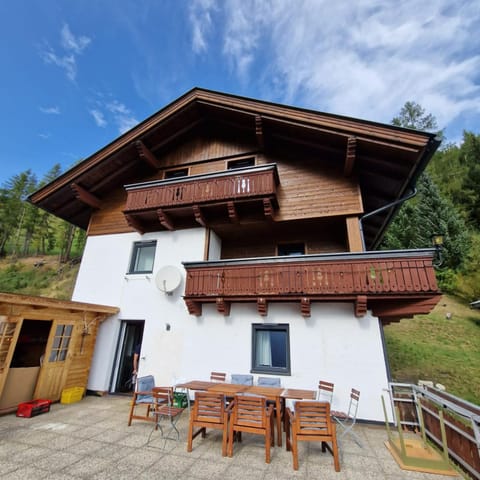 Property building, Day, Balcony/Terrace