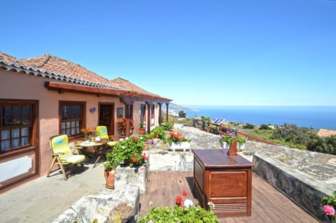 Facade/entrance, Balcony/Terrace, Mountain view, Sea view