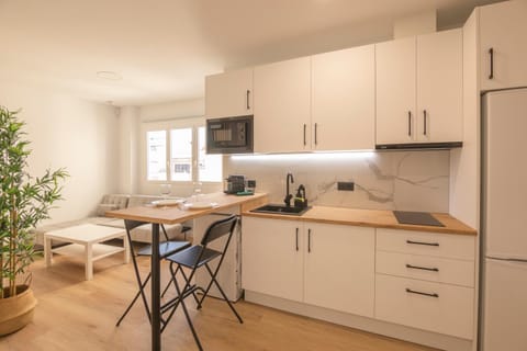 Kitchen or kitchenette, minibar, pet friendly, stove
