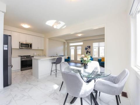 Kitchen or kitchenette, Living room, Dining area, oven