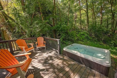 Thomas Cabin Forest Tiny Cabin With Hot Tub Cabin in Chattanooga